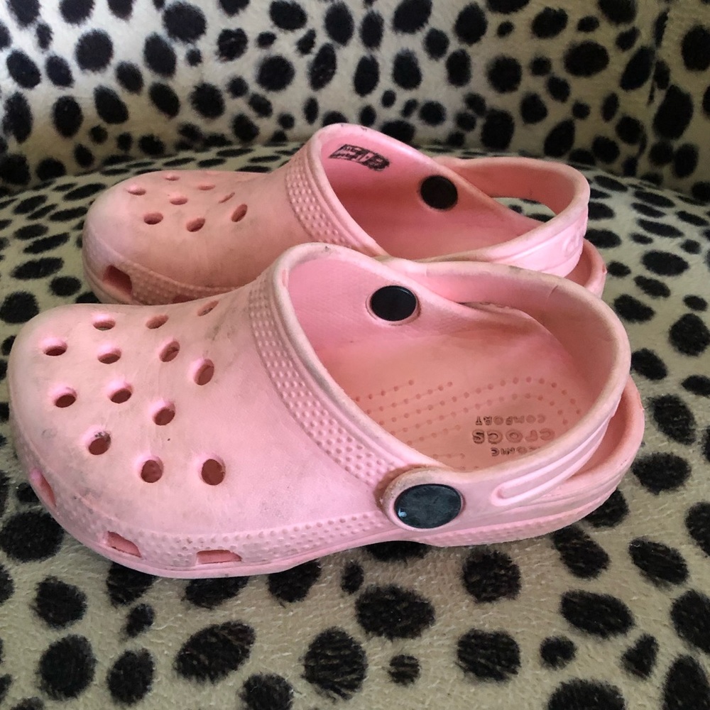 Peach Crocs sz 9